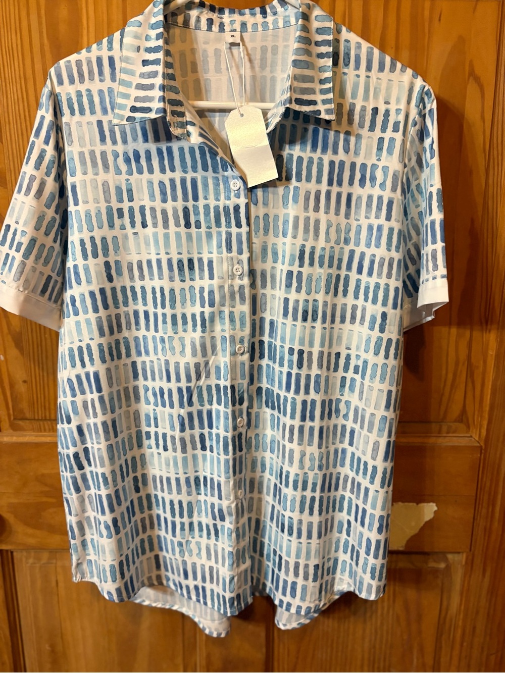 VEGAS_POSH 
Button-Down Short Sleeve Shirt in Light Blue Pattern